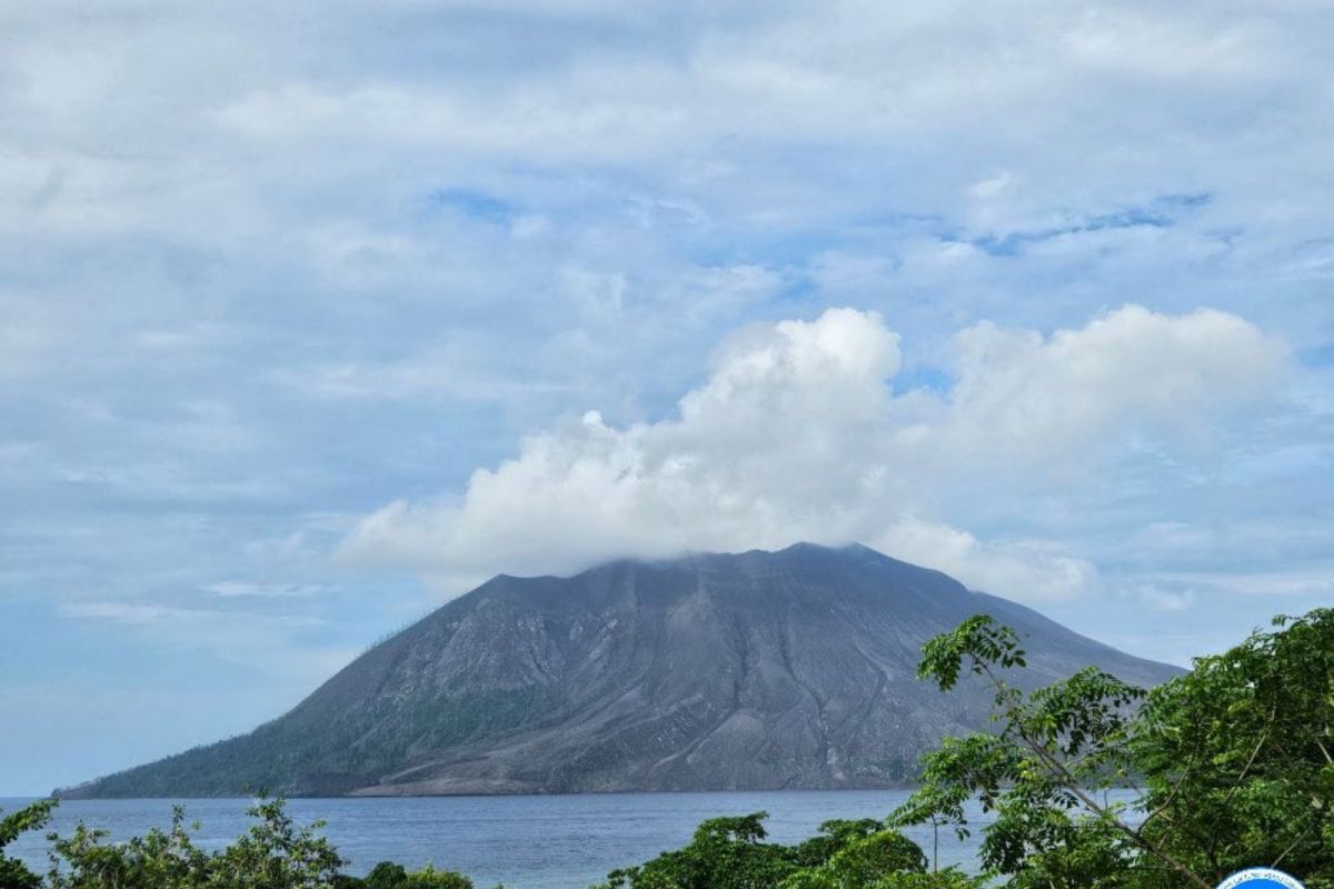 Badan Geologi minta warga agar patuhi radius bahaya Gunung Ruang