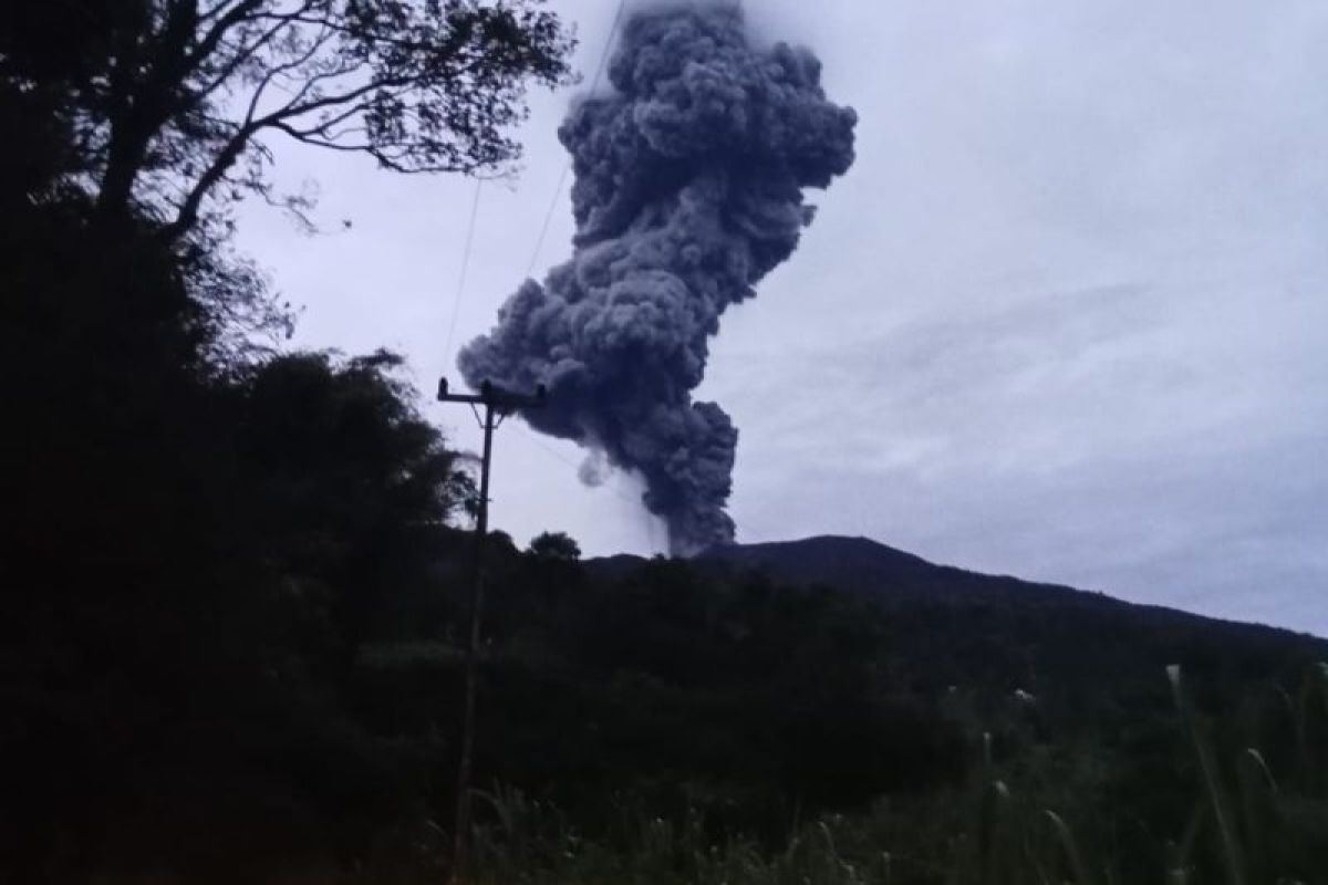 Gunung Marapi di Sumbar kembali erupsi