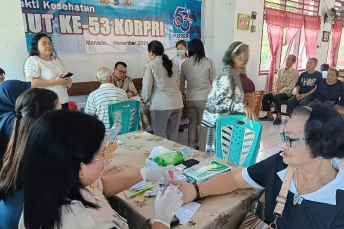 PNS Polda Sulut dan jajaran gelar bakti sosial di Panti Senja Cerah