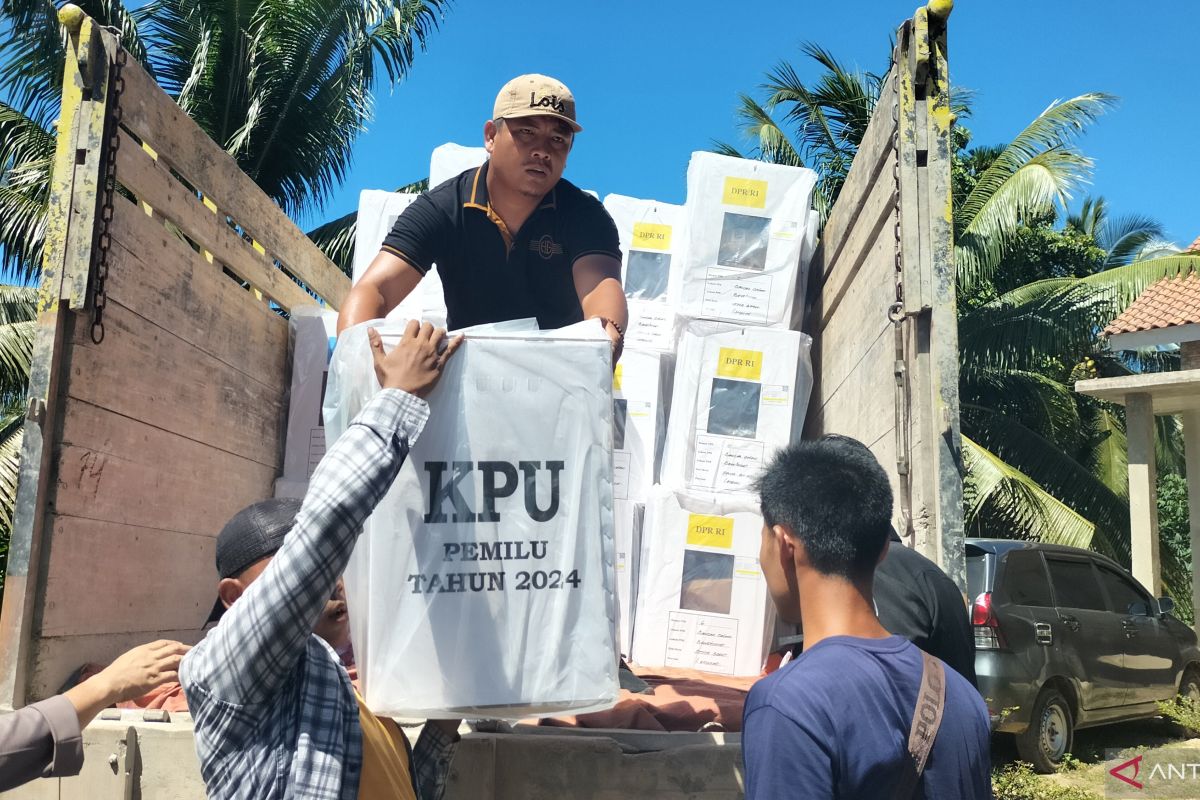 KPU Pesisir Barat siapkan perahu antisipasi cuaca buruk saat kirim logistik