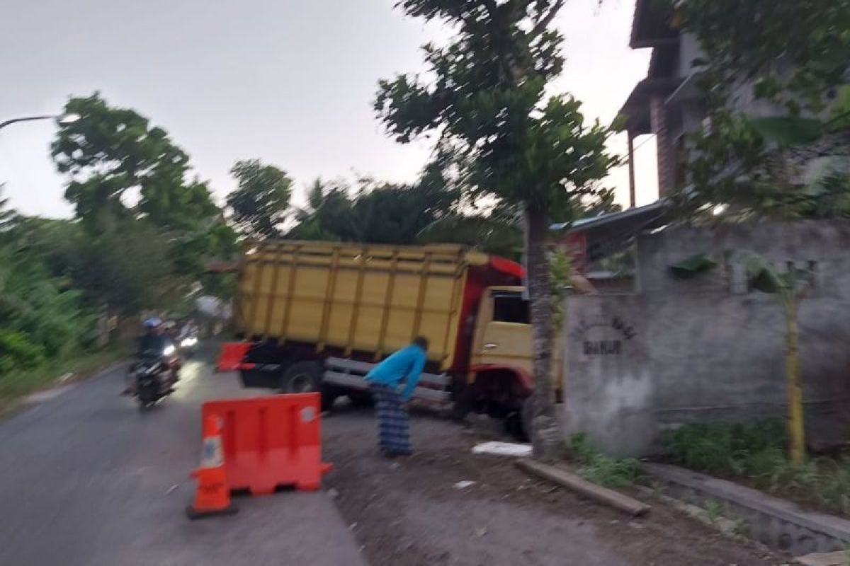 Mobil truk seruduk tembok rumah warga di Lombok Timur