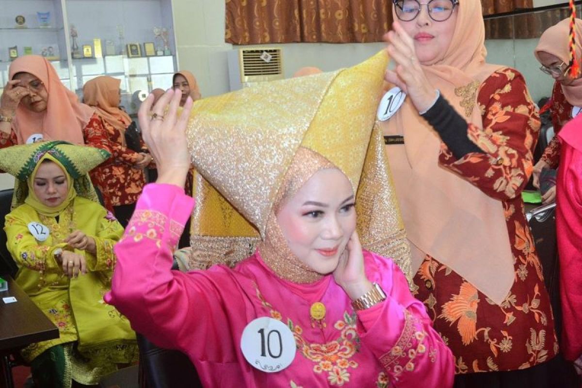 Meriahkan HUT DWP Ke-25, DWP Kota Padang Gelar Lomba Make Up dan Tingkuluak