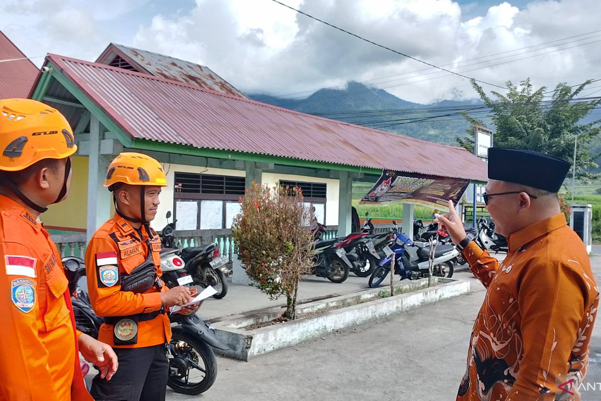 Marapi erupsi, ratusan warga sekitar puncak gunung masih beraktivitas normal