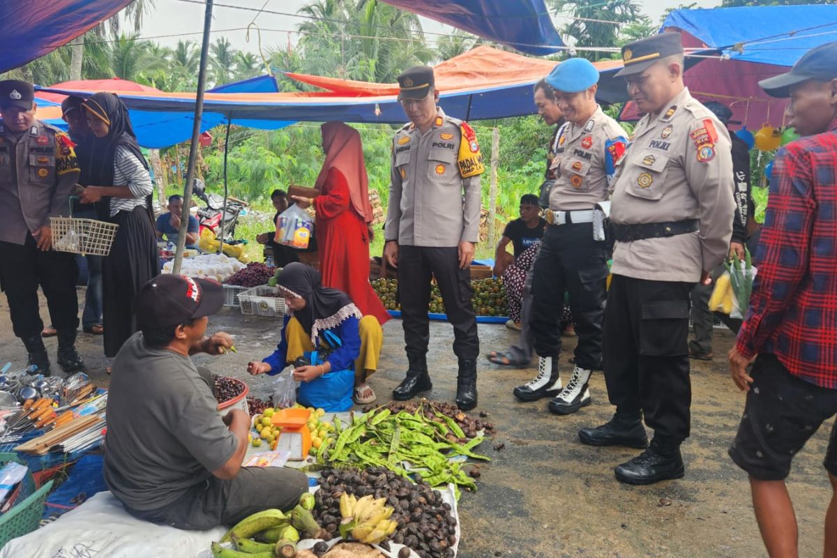 Kapolsek Kempas ingatkan sejumlah poin penting kepada pedagang pasar terkait Pilkada