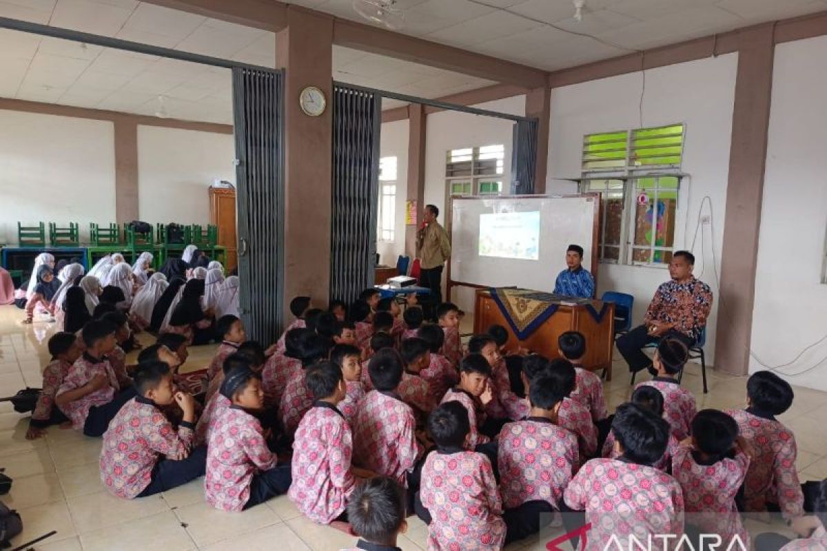 DLH sosialisasikan pengelolaan sampah ke murid SD di Kota Solok