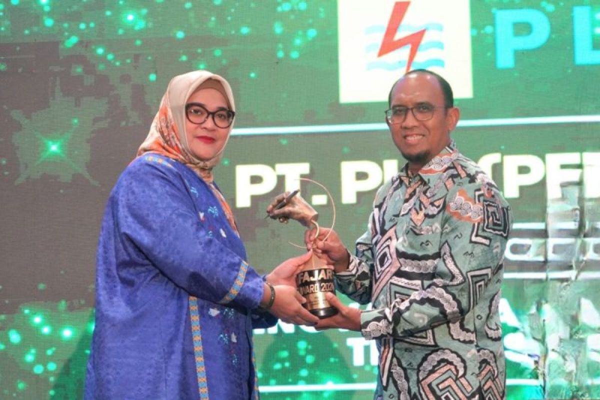 PLN menerima penghargaan Fajar Awards terkait transisi energi