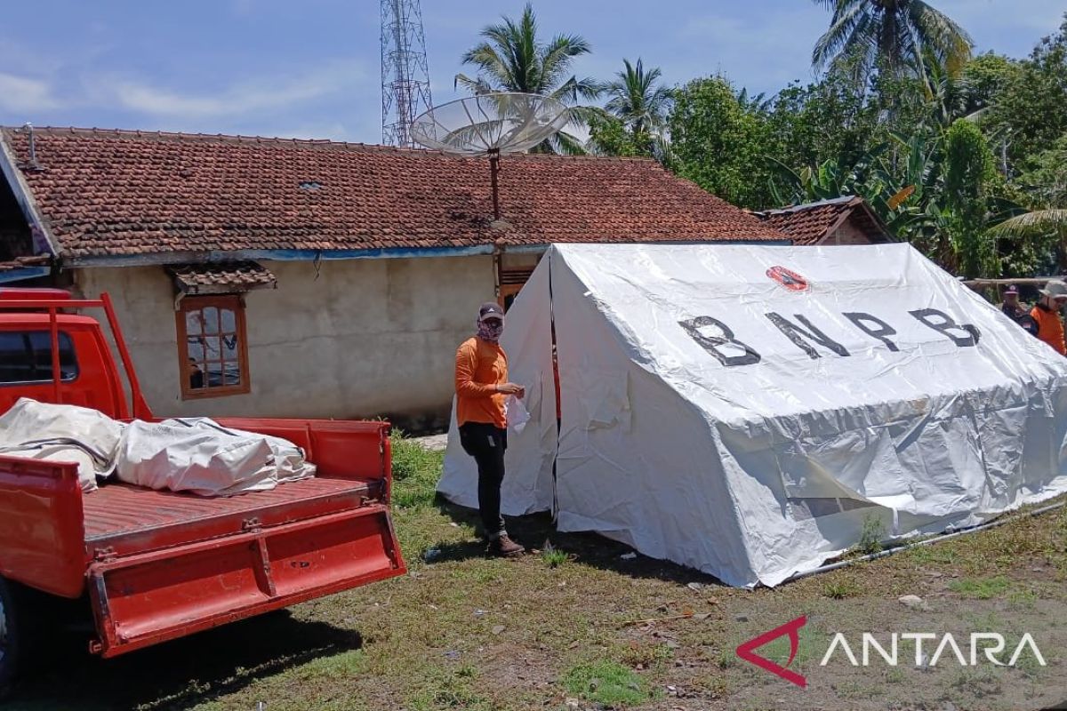 BPBD OKU bangun tenda pengungsian untuk korban longsor