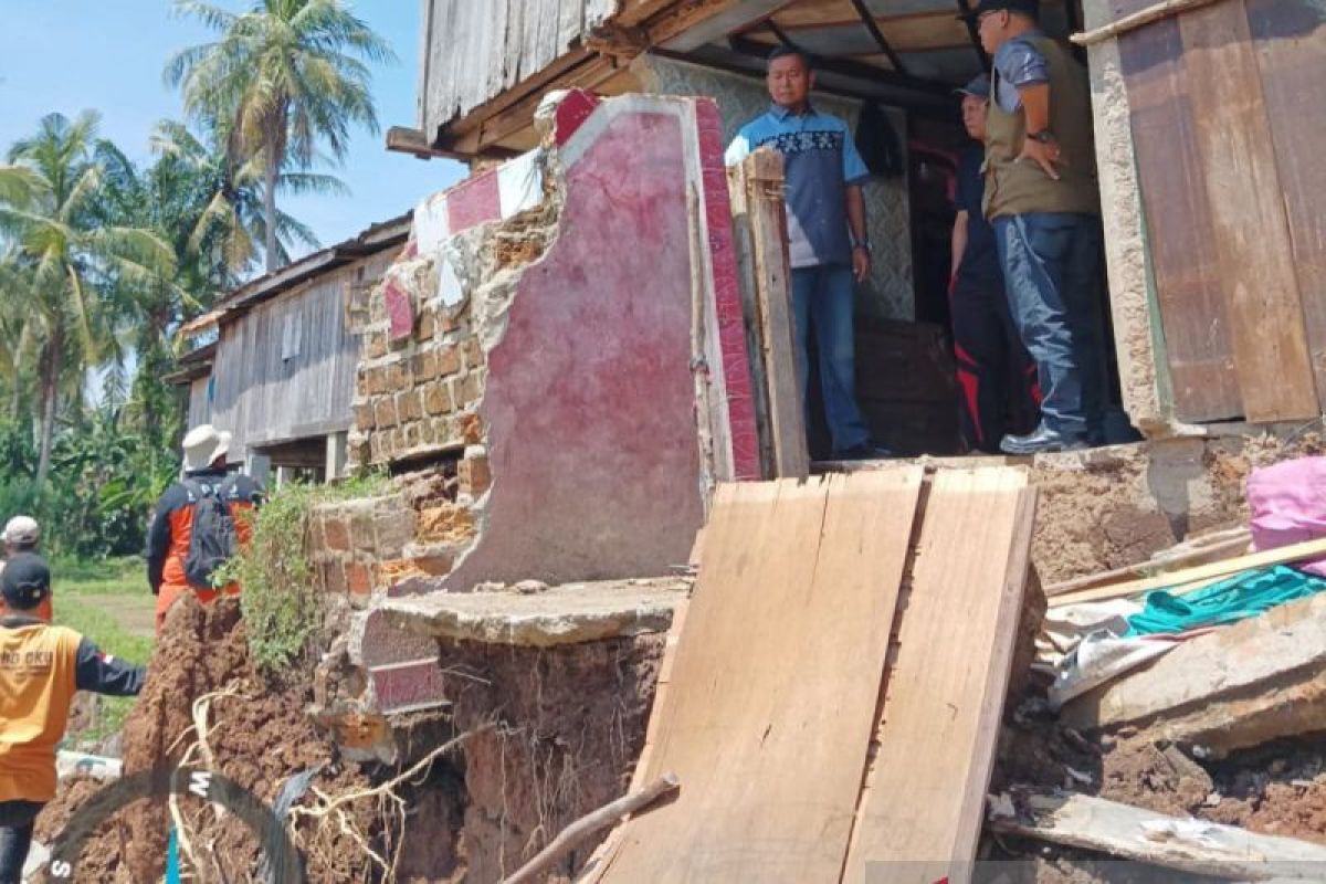 BPBD: Lima rumah warga di Ogan Komering Ulu  diterjang longsor