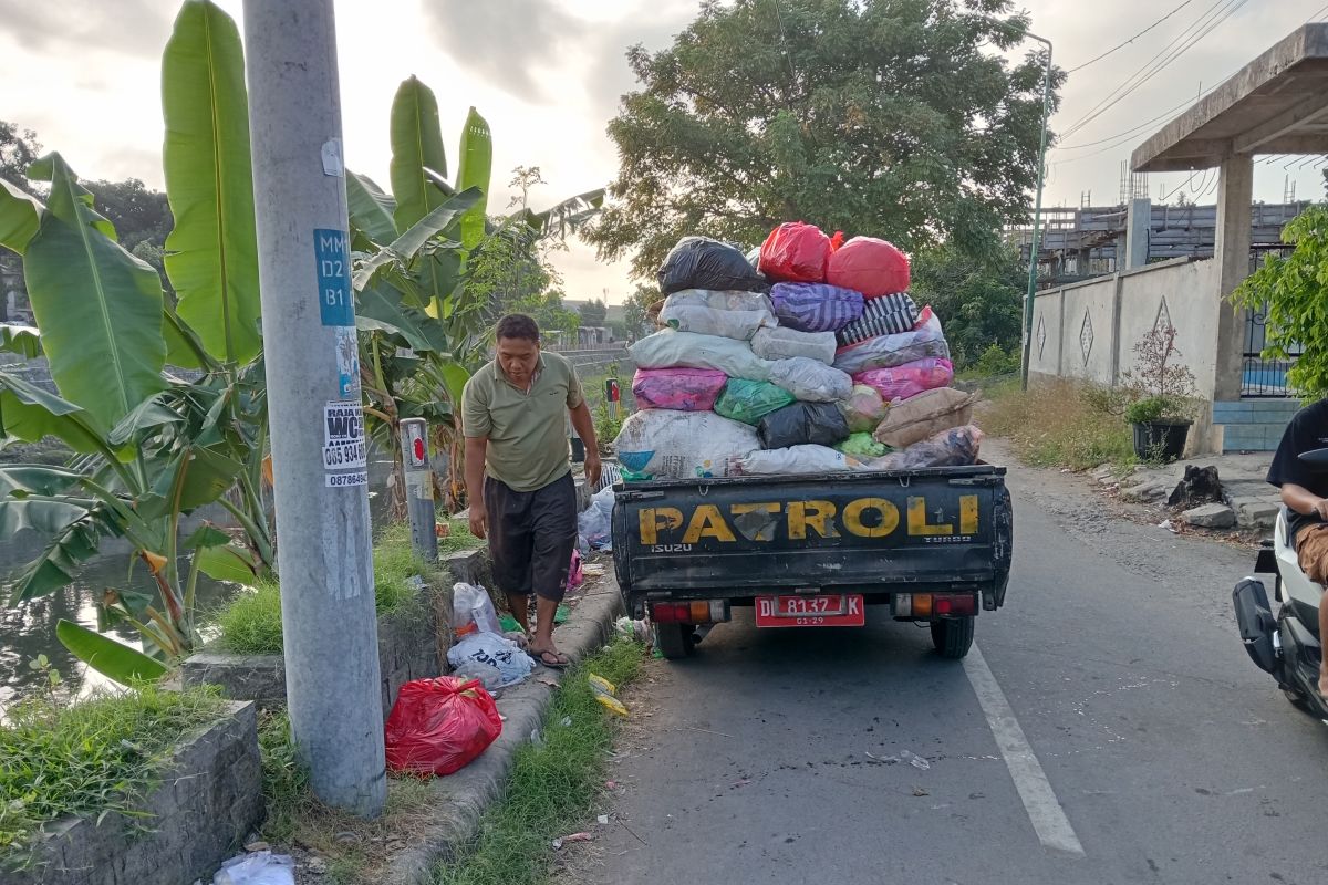 DLH ingatkan warga Mataram tidak buang sampah ke saluran air