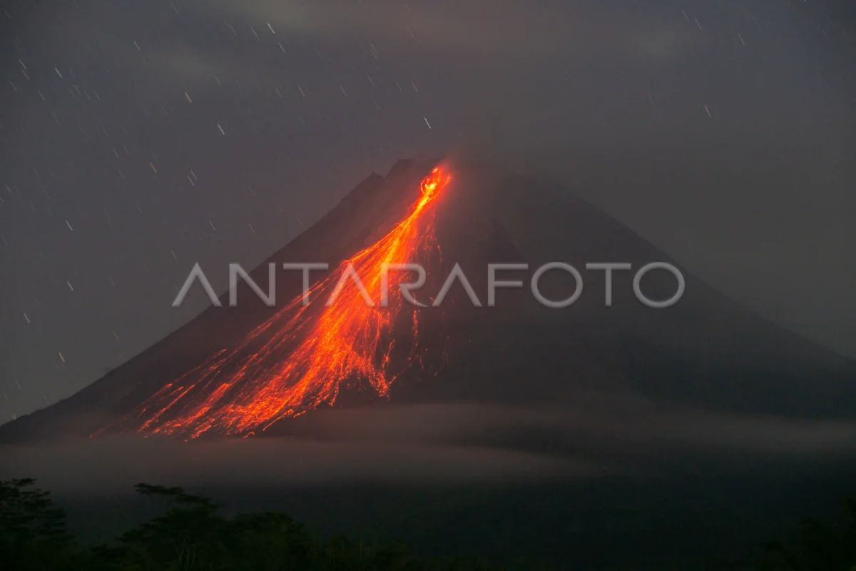 Gunung Merapi muntahkan 11 kali guguran lava hingga 1,6 km