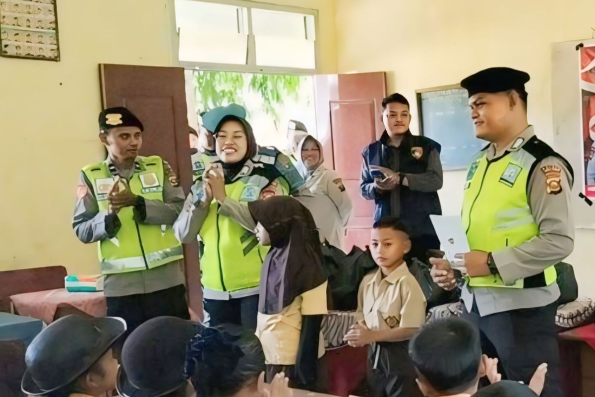 Polres OKU Timur beri makanan sehat  bergizi ke pelajar sekolah