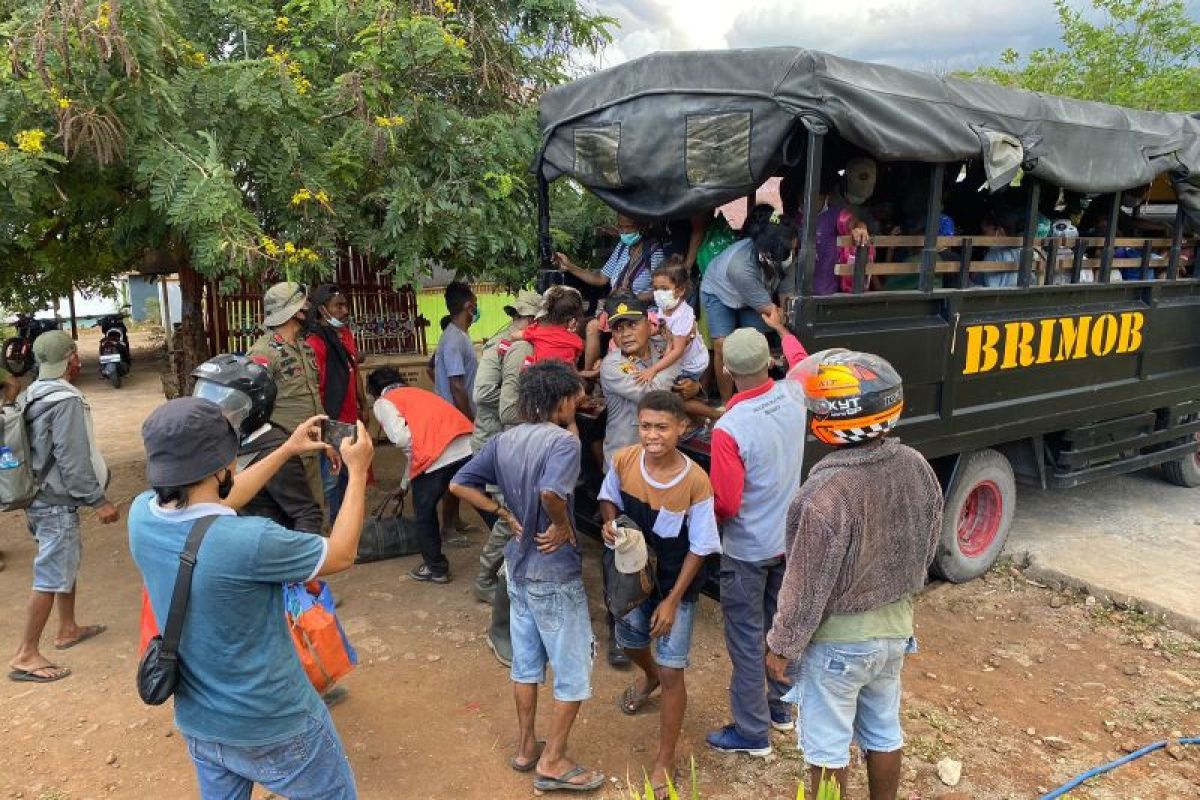 Brimob evakuasi korban terdampak erupsi Lewotobi NTT