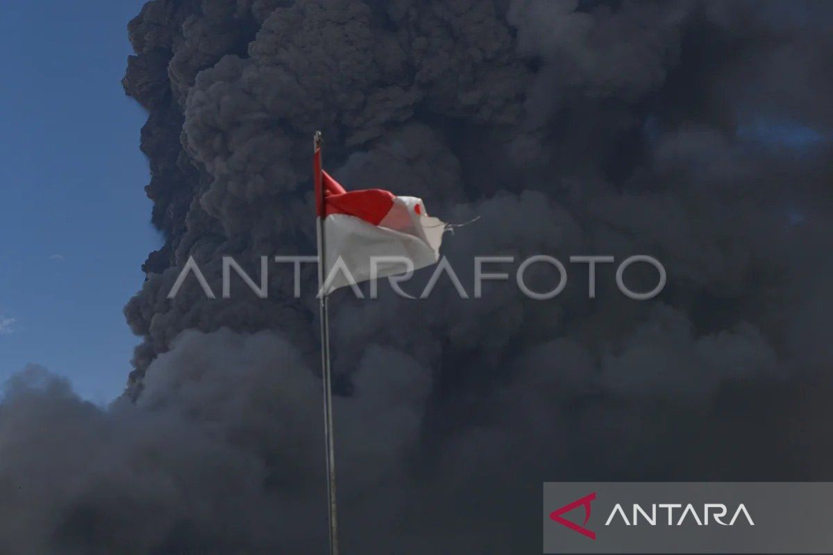 Zona bahaya erupsi Gunung Lewotobi Laki-Laki diperluas menjadi 9 kilometer