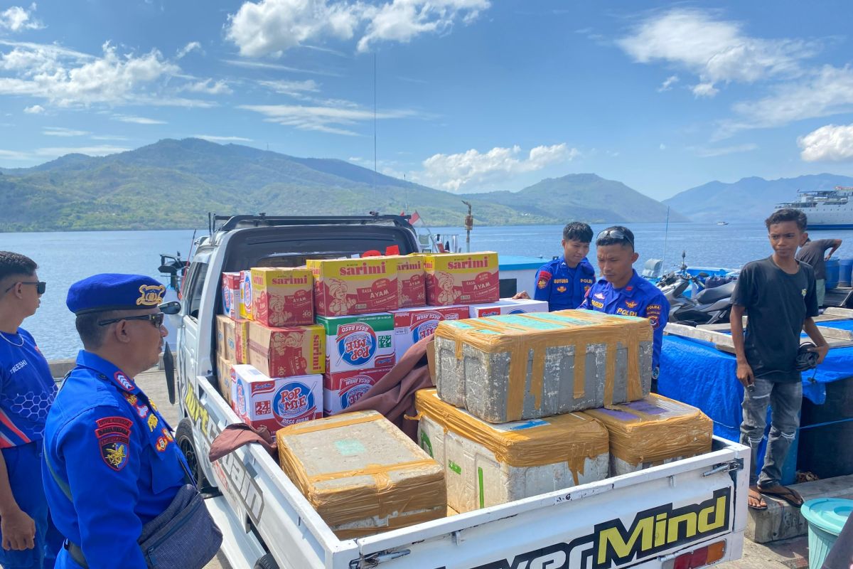 Polairud Polda NTT salurkan bantuan sembako untuk korban erupsi Lewotobi