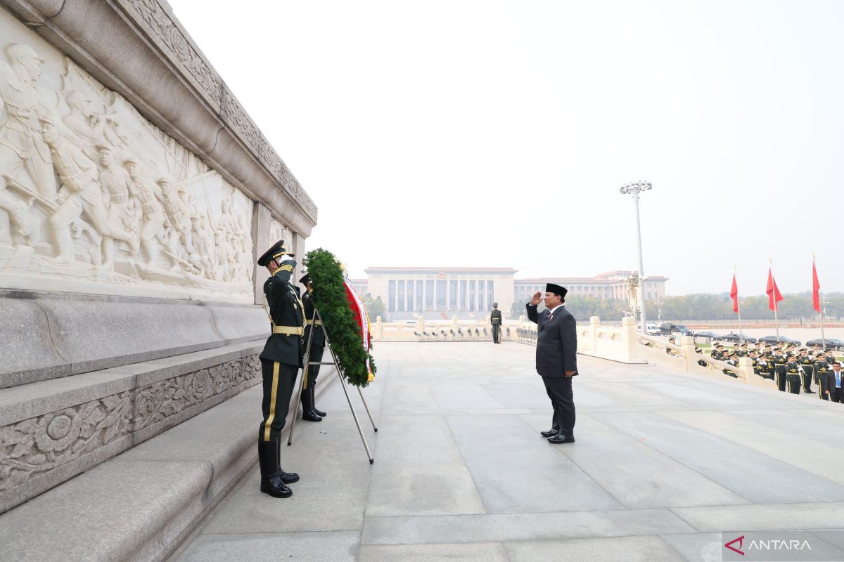 Presiden Prabowo kunjungi Monumen Tiananmen Pahlawan Rakyat Beijing