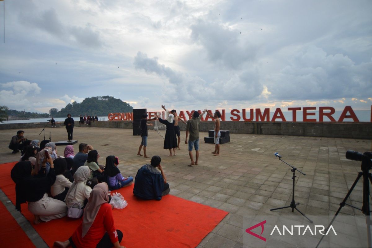 Teater Bunga Padi pentaskan karyanya di tepi pantai Padang