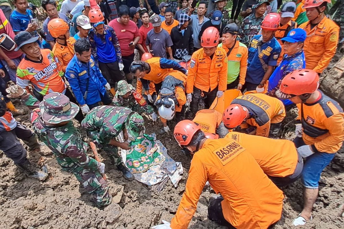 Dua korban tanah longsor di Kebumen ditemukan