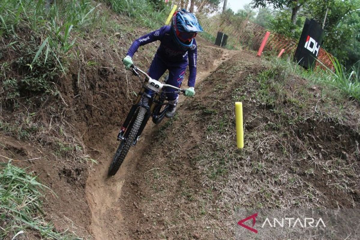 Seratusan pembalap ambil bagian di Indonesia Downhill 2024