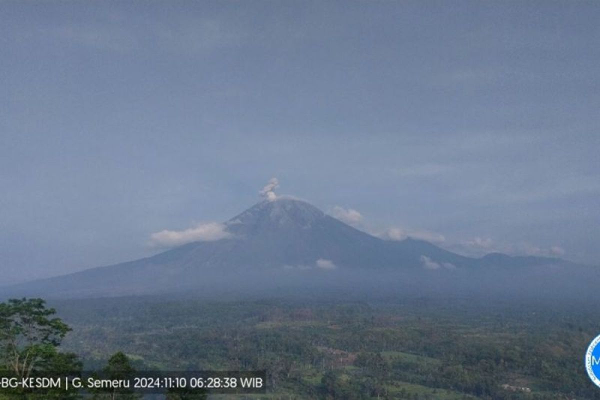 Gunung Semeru di Jawa Timur luncurkan awan panas disertai getaran banjir