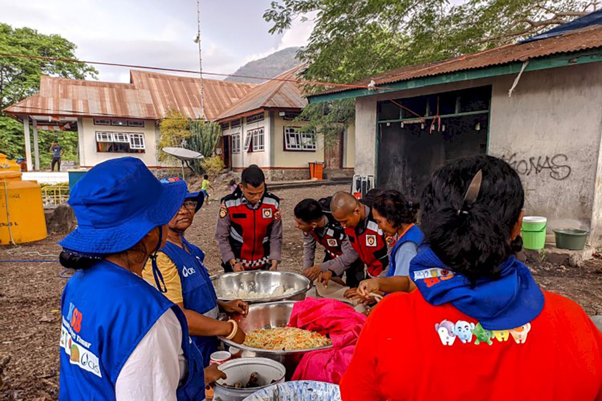 BKO Polda NTT bantu air bersih dan makanan bagi korban erupsi Lewotobi