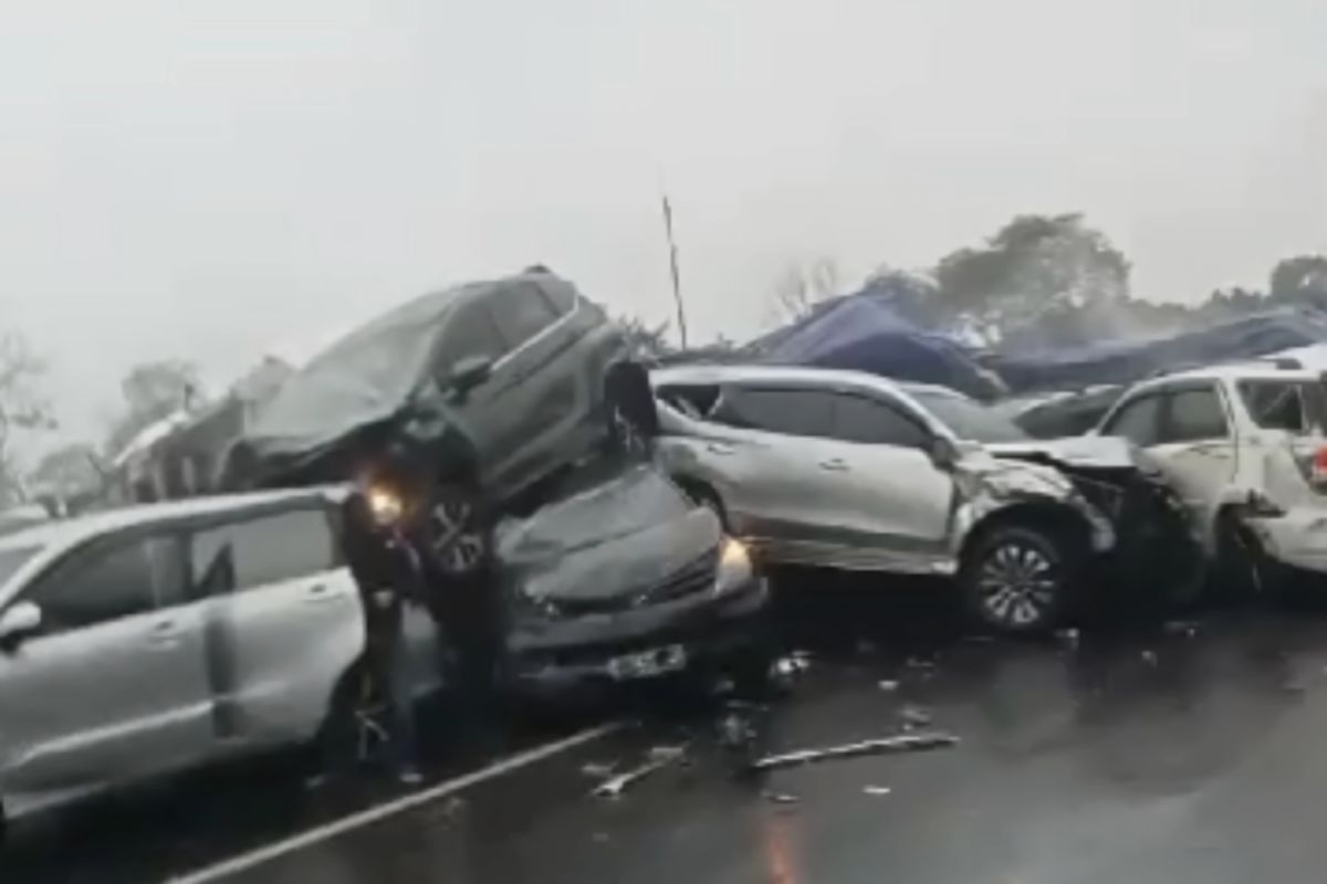 Polda Jabar sebut 19  kendaraan terlibat kecelakaan di Tol Cipularang