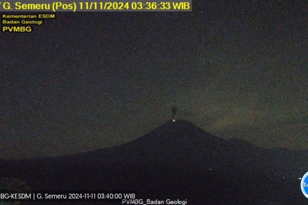 Gunung Semeru kembali erupsi dengan letusan setinggi 1 km pada Senin