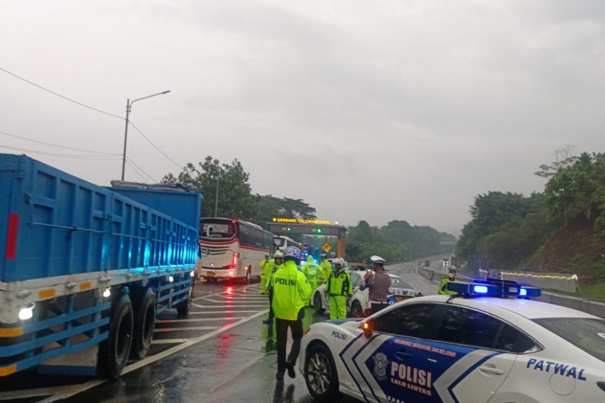 Kepolisian lanjutkan olah TKP kecelakaan di Tol Cipularang