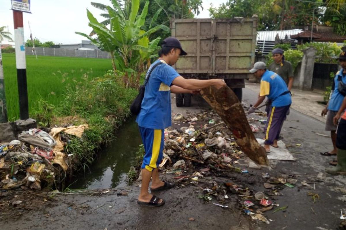 PUPR angkut sampah saluran di Mataram hingga 12 ton per hari