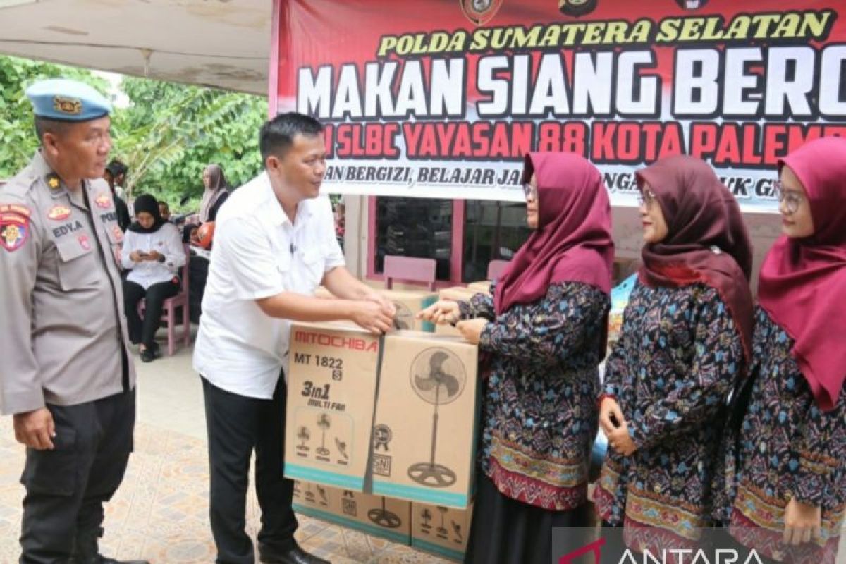 Polda Sumsel salurkan paket makanan bergizi ke siswa SLB