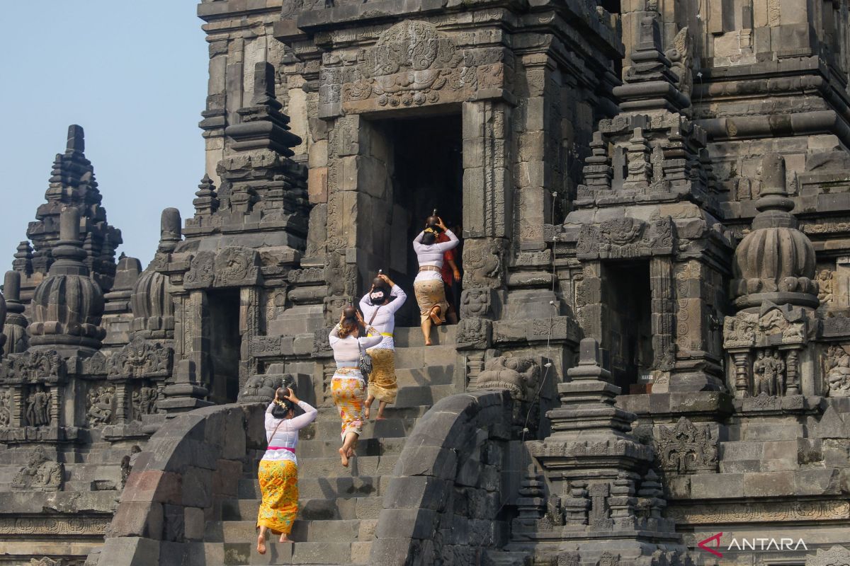 Ritual Abhiseka dan Parisuda Agung upaya lestarikan Candi Prambanan Yogyakarta