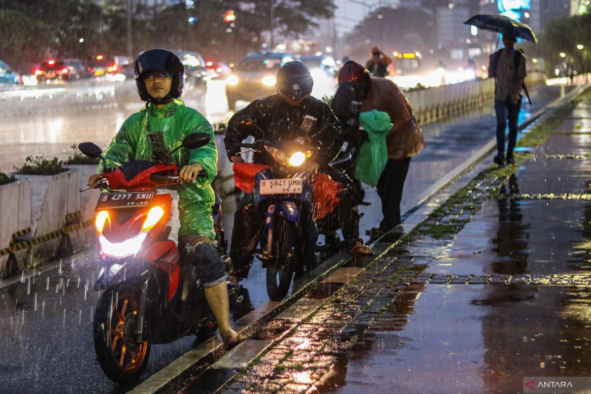 Info BMKG: Hujan mengguyur Jakarta Sabtu malam nanti