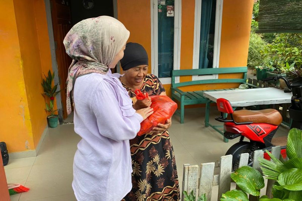 Anggota DPRD Lampung Lesty berikan bantuan sembako kepada lansia