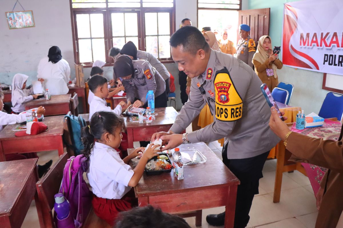 Dukung program Asta Cita Presiden, murid SD di Rohil makan siang bergizi