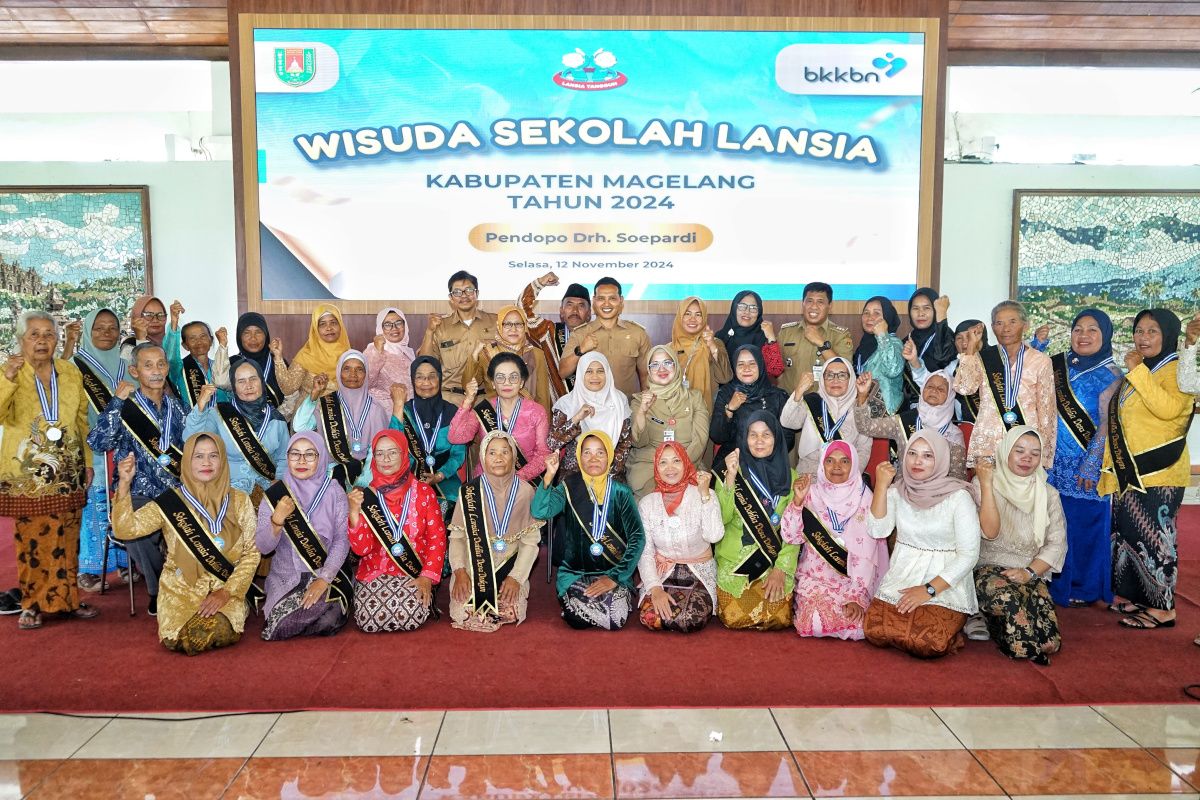 120 lansia di Kabupaten Magelang diwisuda