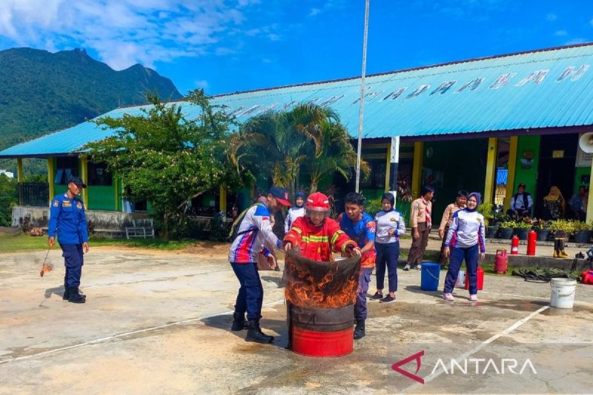 Pemkab Natuna gelar simulasi evakuasi kebakaran di gedung sekolah