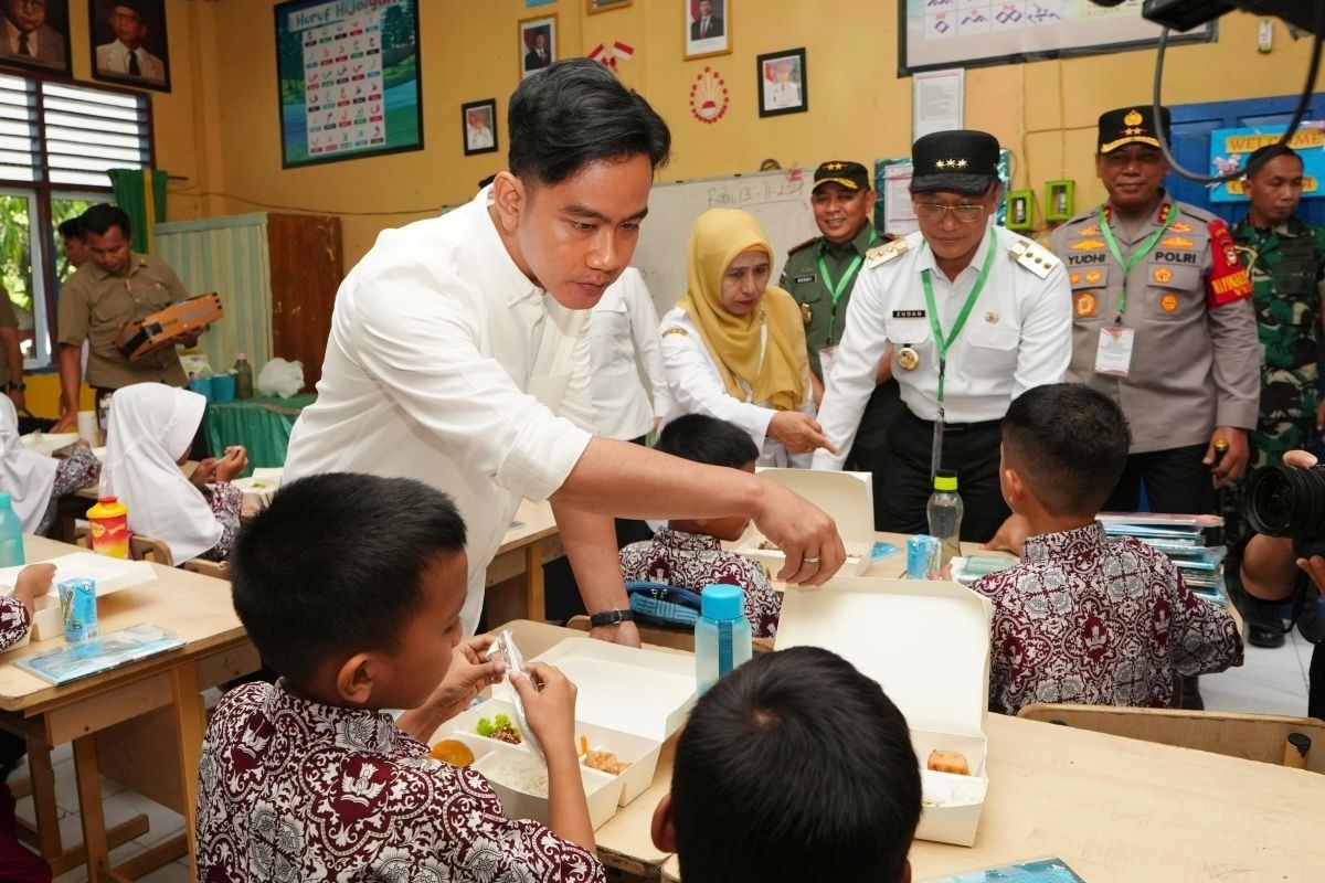 Wapres Gibran Rakabuming Raka tinjau simulasi makan gratis di Maros Sulsel