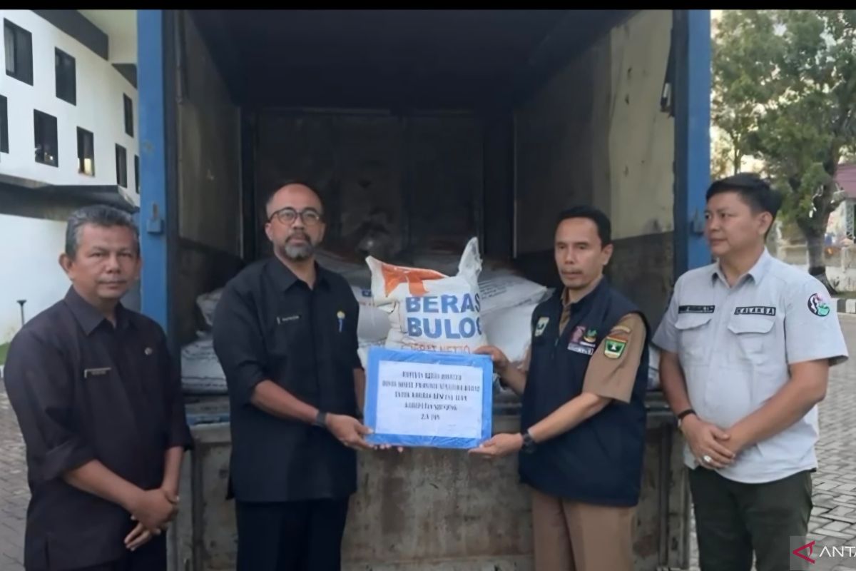 Pemprov Sumbar salurkan 2,8 ton beras untuk korban banjir bandang