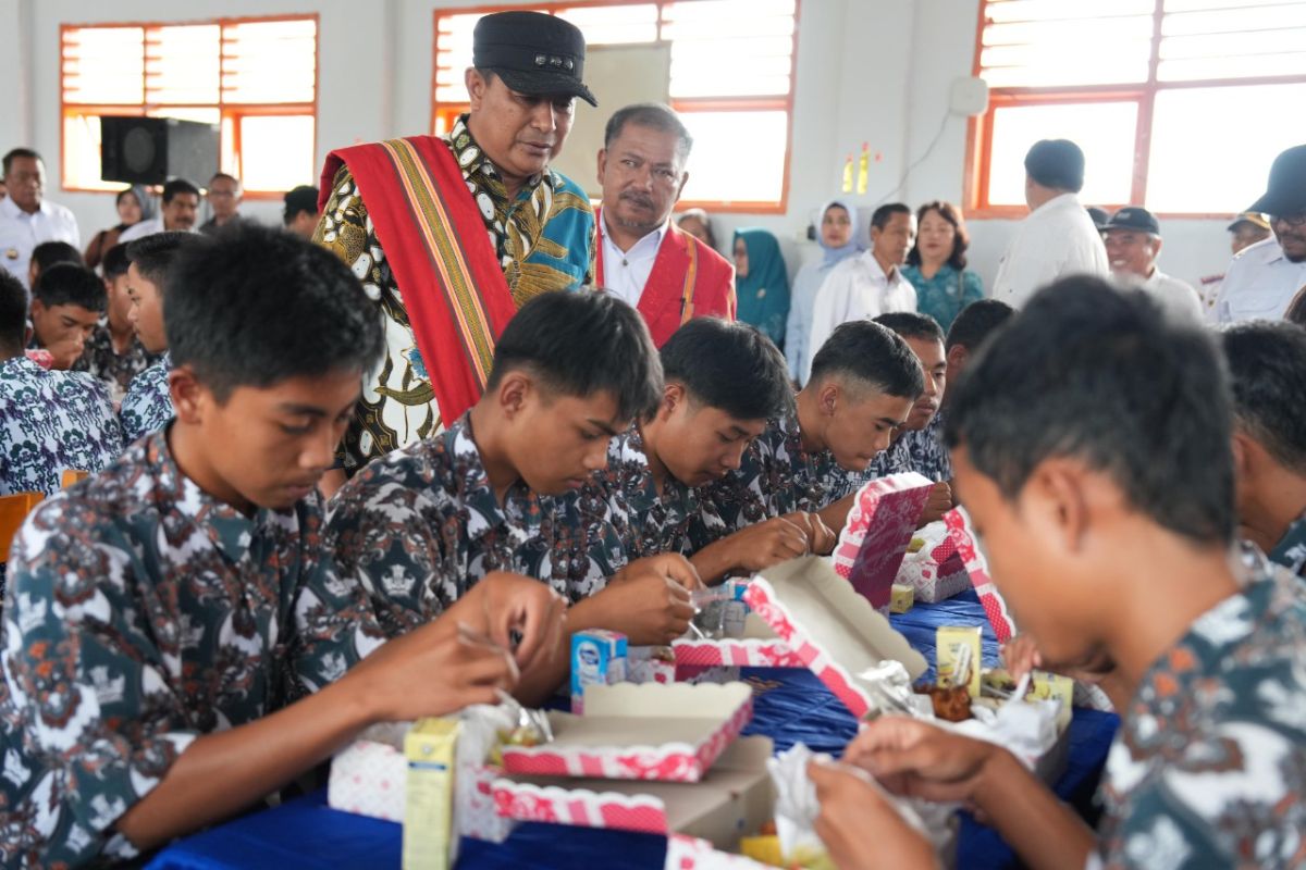 Gubernur Sulbar uji coba program makan gratis di Sumarorong Mamasa