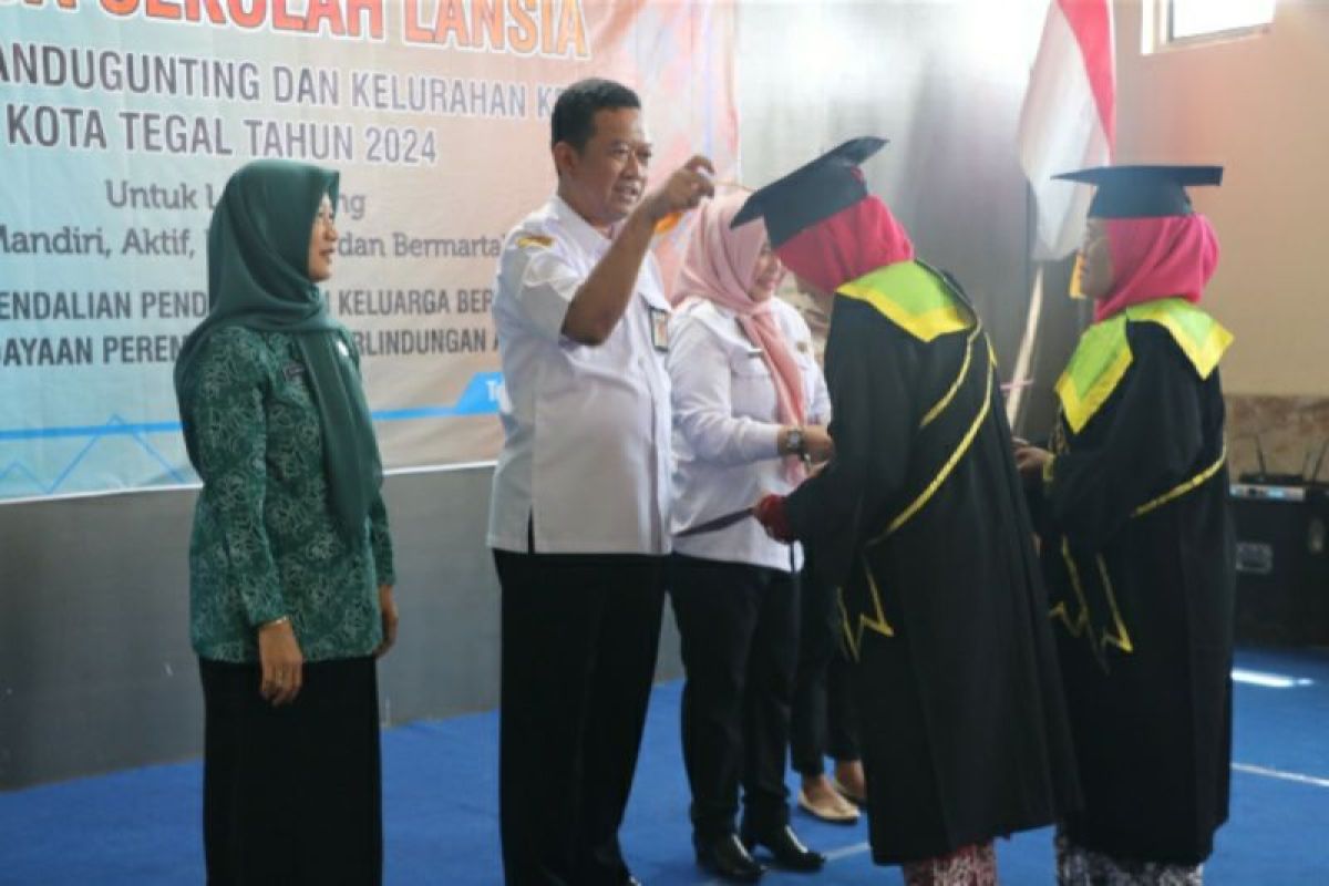 90 siswa sekolah lansia Kota Tegal diwisuda