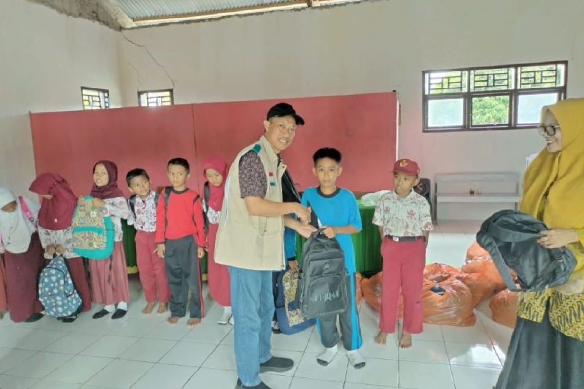 PLN UIP Sulawesi salurkan zakat karyawan kepada SDN 163 Bone