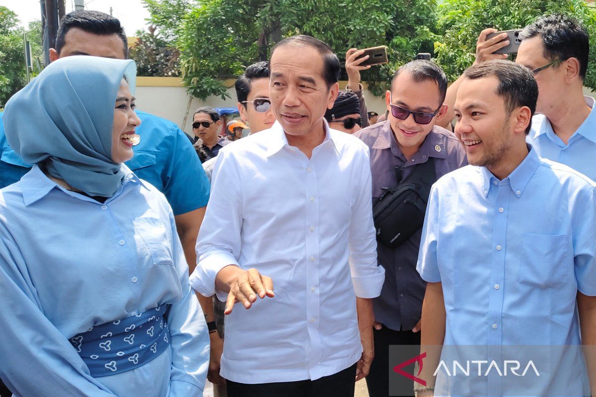 Jokowi blusukan  melihat Pasar Notoharjo Solo