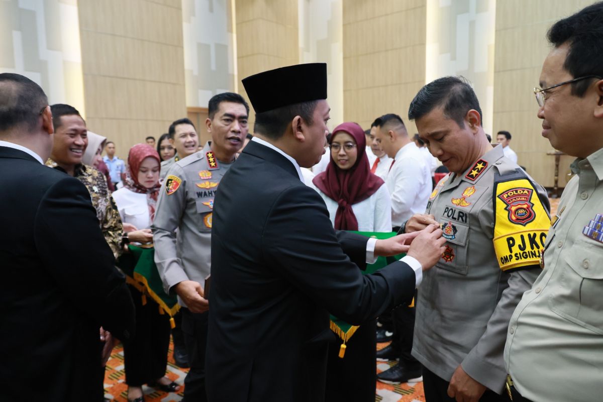 Kapolda Jambi terima pin  emas dari Menteri ATR