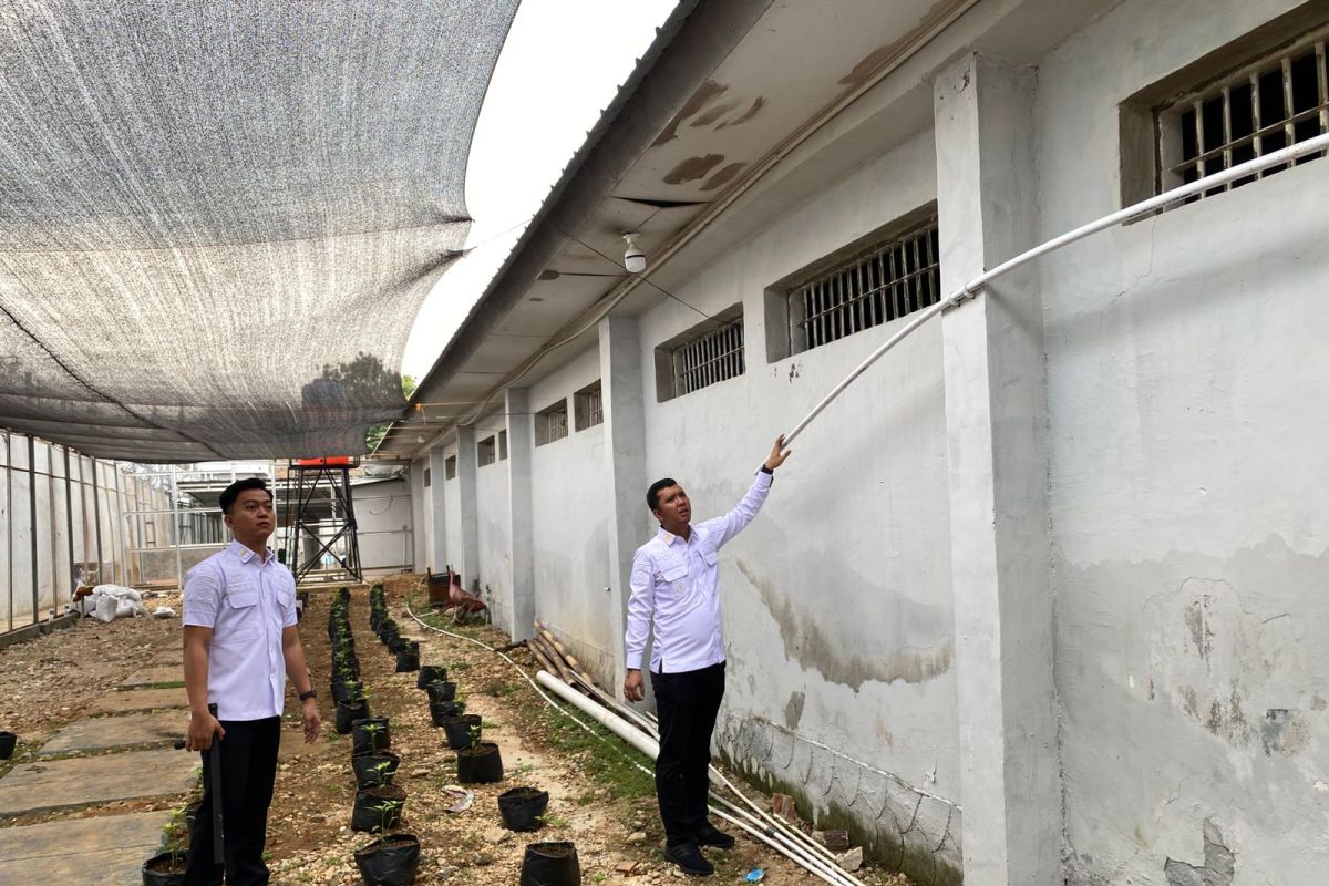 Petugas Rutan Kotabumi periksa seluruh teralis blok narapidana