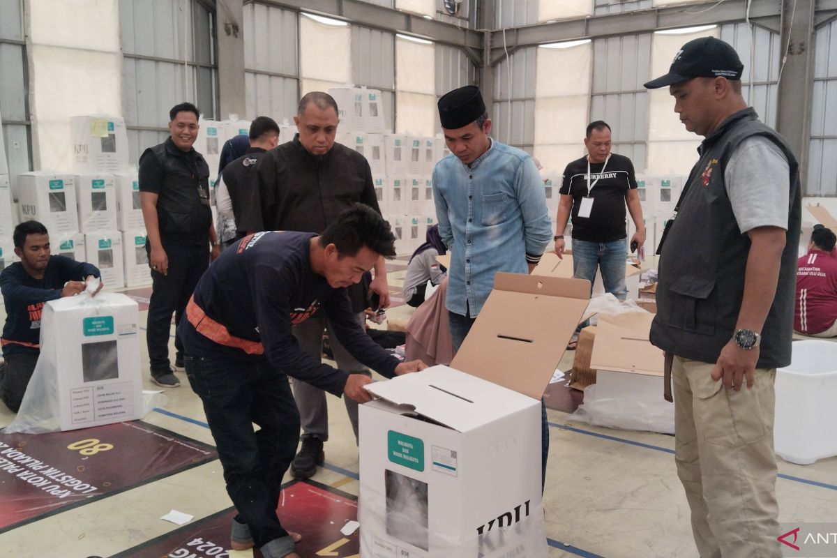 KPU Palembang lindungi logistik Pilkada dengan plastik transparan