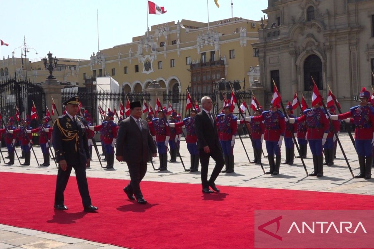 Prabowo disambut tentara Peru saat tiba di Istana Negara Peru