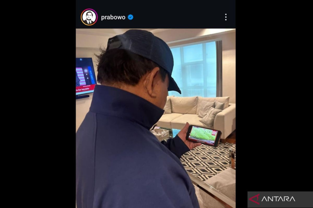 Prabowo pantau laga Indonesia vs Jepang lewat telepon genggam