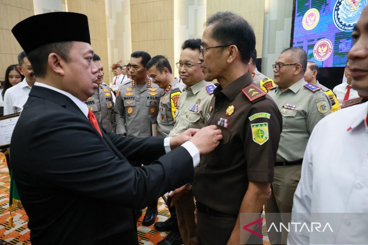 Kajati Jambi terima pin emas dari  Menteri ATR/BPN berantas mafia tanah