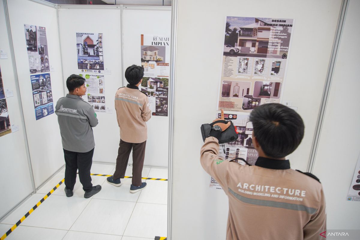 Pameran foto dan desain properti karya siswa Jawa Timur