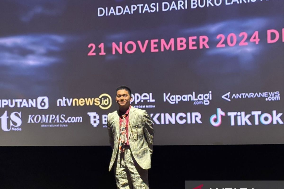 Ajil Ditto akui sempat canggung dengan Adinia Wirasti di film terbarunya