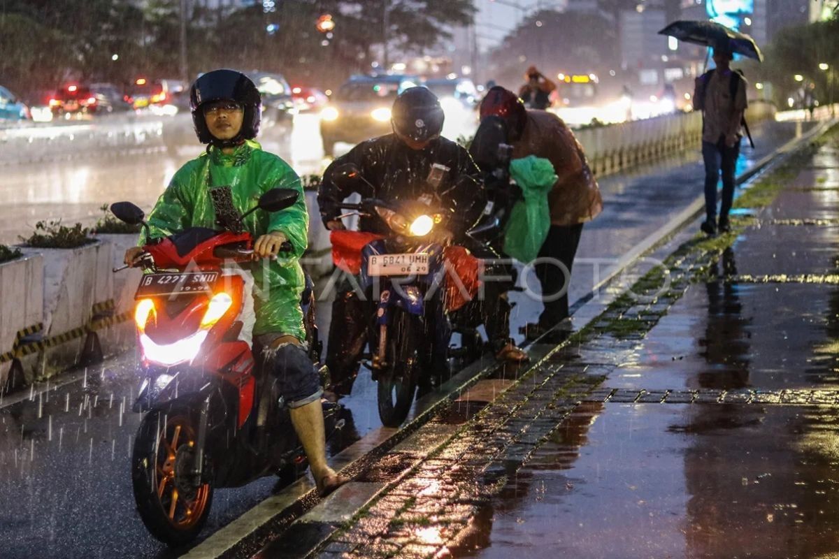 BMKG ingatkan waspada potensi hujan berpetir pada Sabtu di sejumlah kota besar